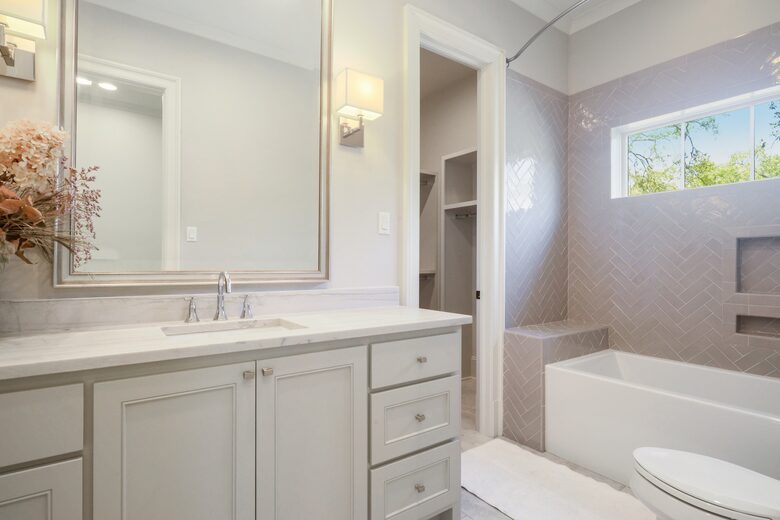 Home Exchange in Baton Rouge, LA 2nd Floor Bathroom