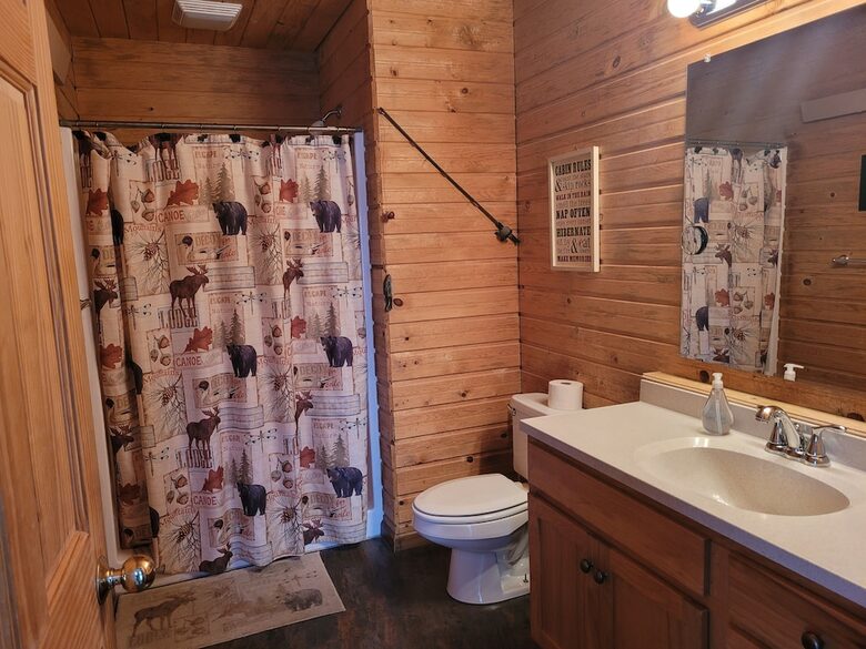 Home Exchange in Lead, SD bathroom 1