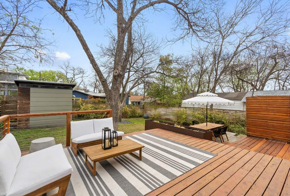 Back patio with grill, dining, and lounge