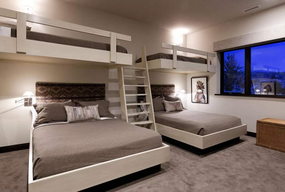 Bunk room with 2X queen beds and 2X twin beds