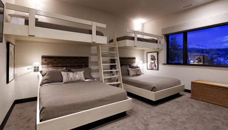 Bunk room with 2X queen beds and 2X twin beds