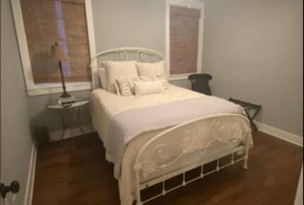 Guest room with queen bed