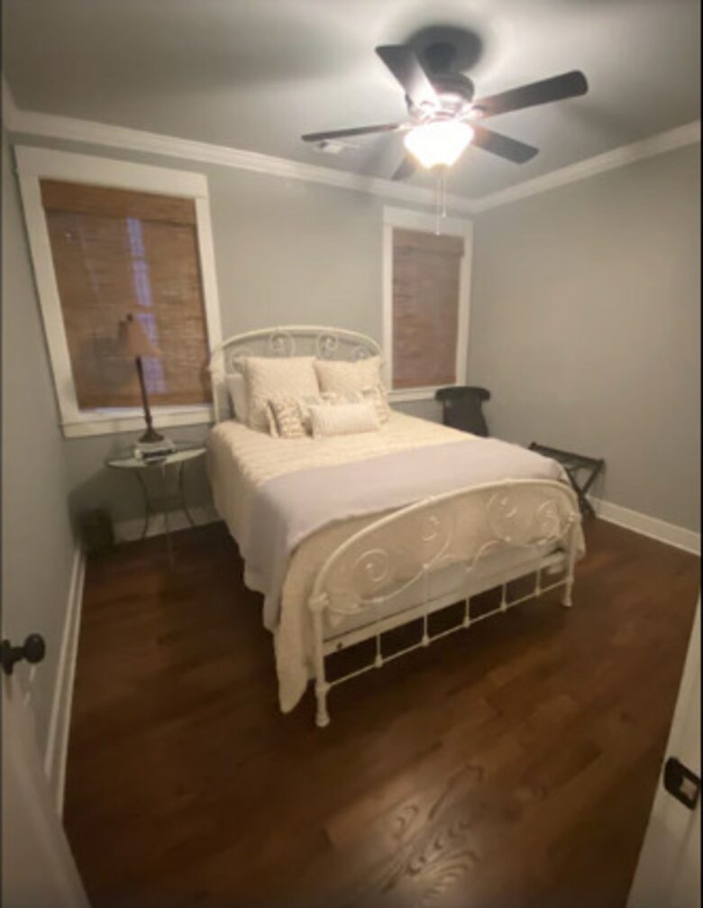 Guest room with queen bed