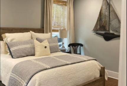 Guest room with queen bed