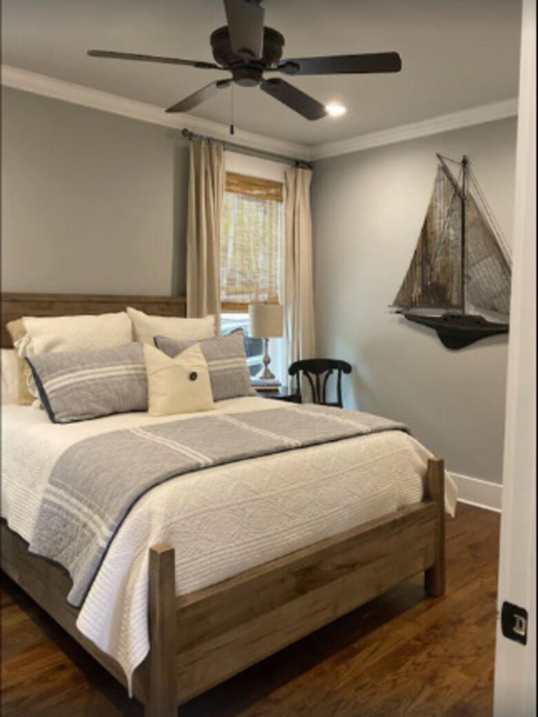 Guest room with queen bed