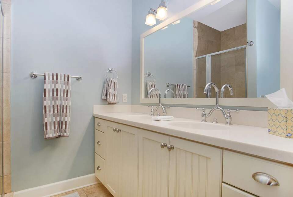 Home Exchange in Grand Haven, MI master en suite with walk in shower