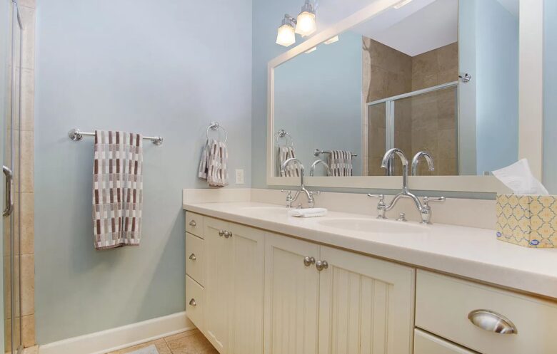 Home Exchange in Grand Haven, MI master en suite with walk in shower