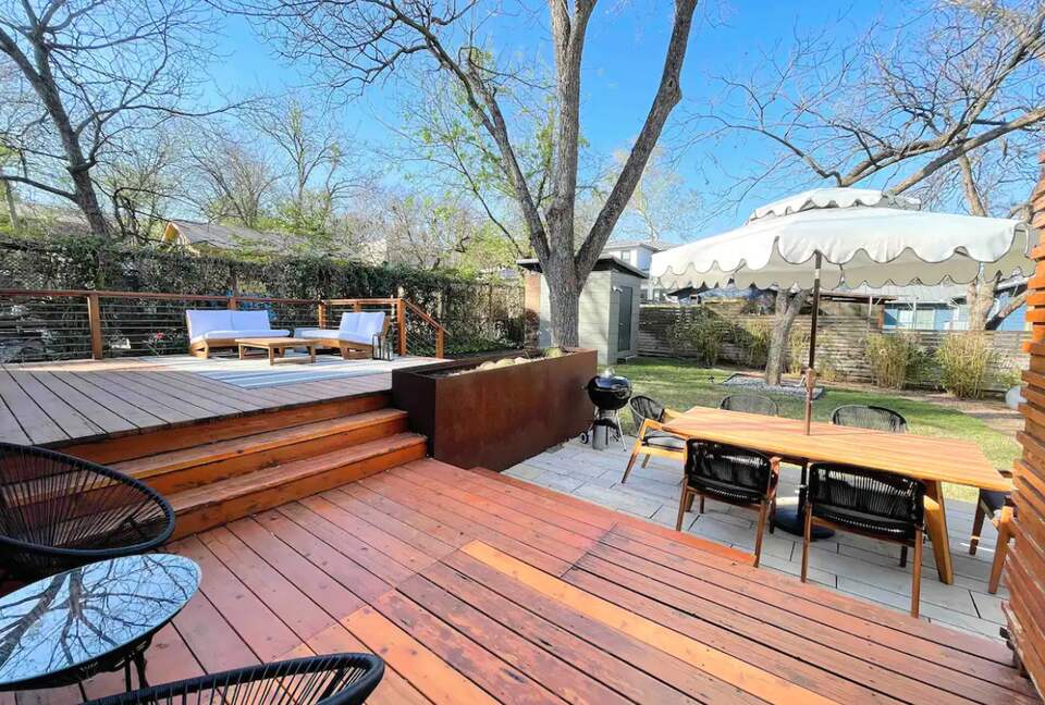 Back patio with grill, dining, and lounge