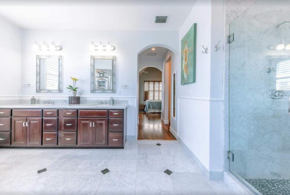 Master ensuite bathroom