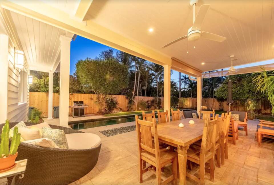 Outdoor dining and lanai