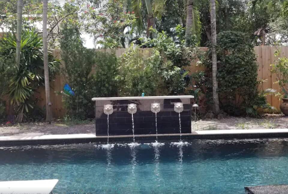 Pool fountain