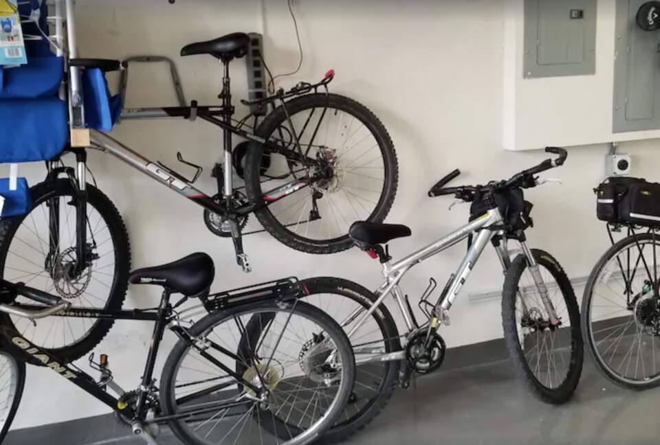 4 adult bicycles to use