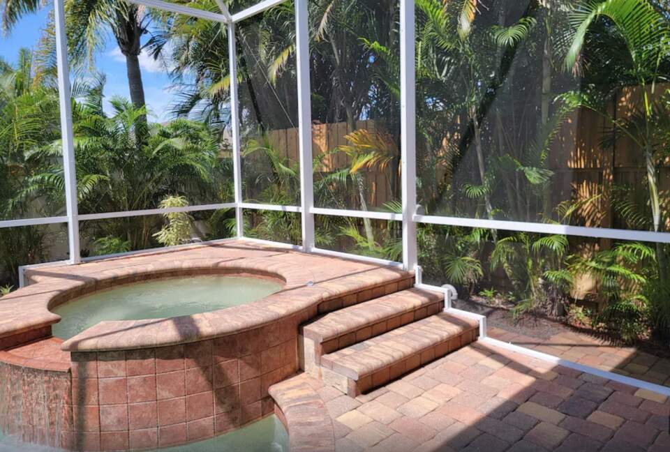 Covered spa whirlpool