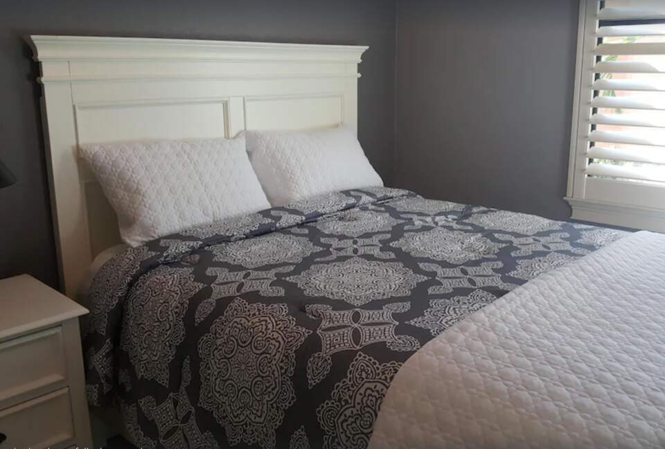 Middle bedroom with queen bed