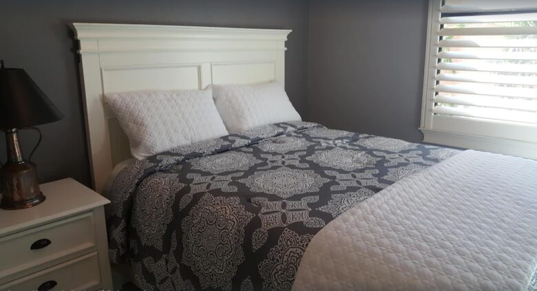 Middle bedroom with queen bed