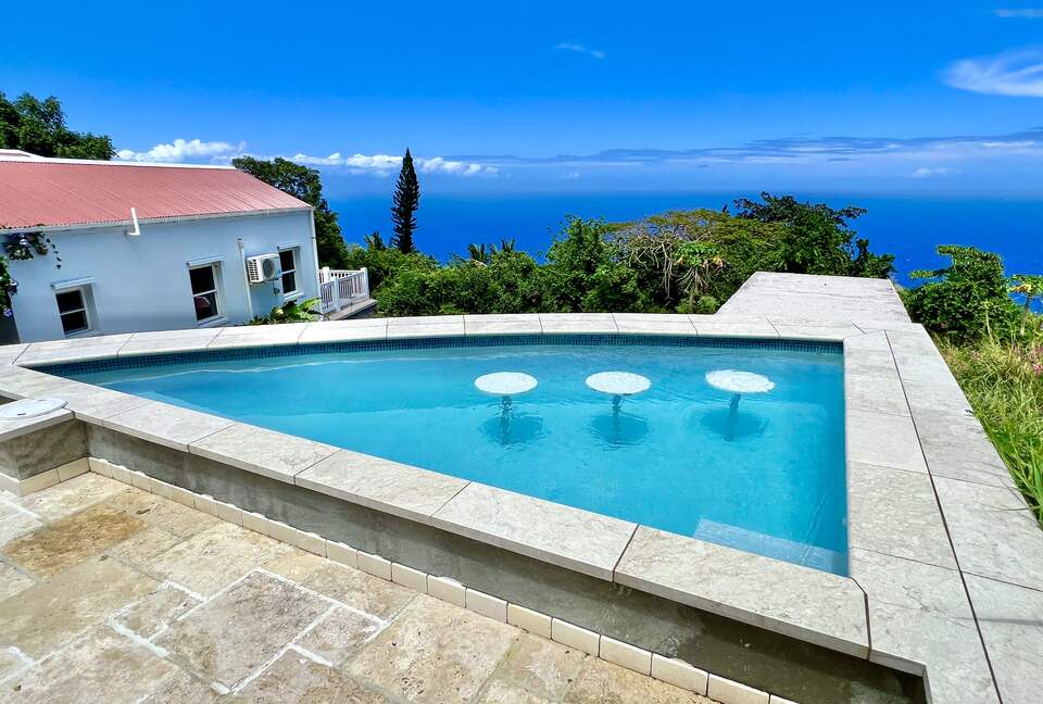 Splash pool with in-pool seating and views of St. Barths/Statia.