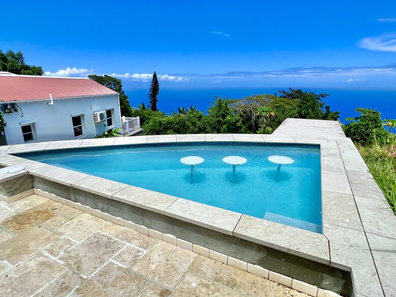 Splash pool with in-pool seating and views of St. Barths/Statia.