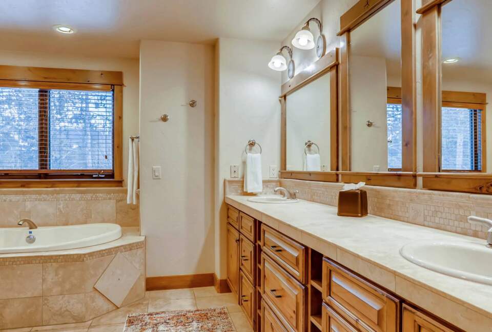 Master ensuite bathroom