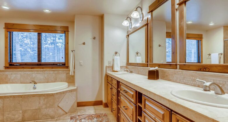 Master ensuite bathroom