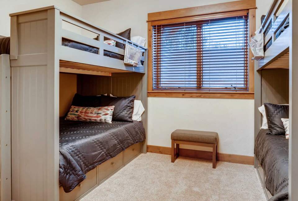 Bunk room with 2X twin bunks