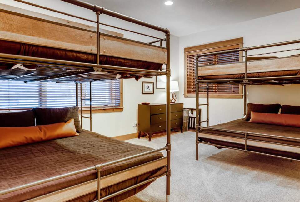 Bunk room with 2X queen bunks