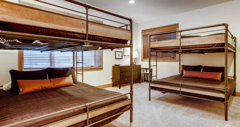 Bunk room with 2X queen bunks