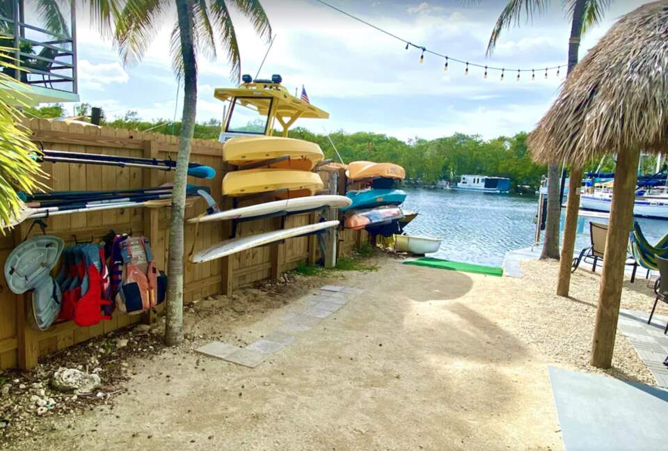 Canoes and paddle boards to use