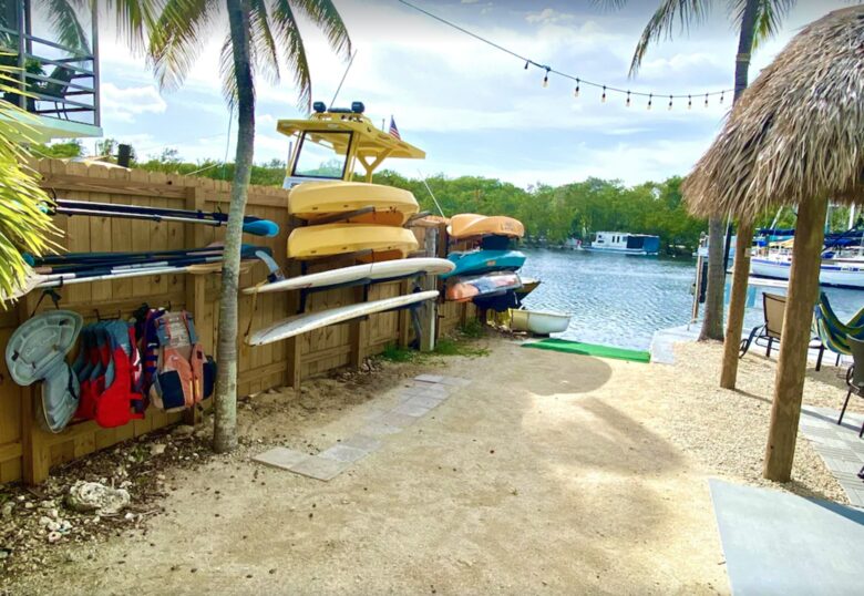 Canoes and paddle boards to use