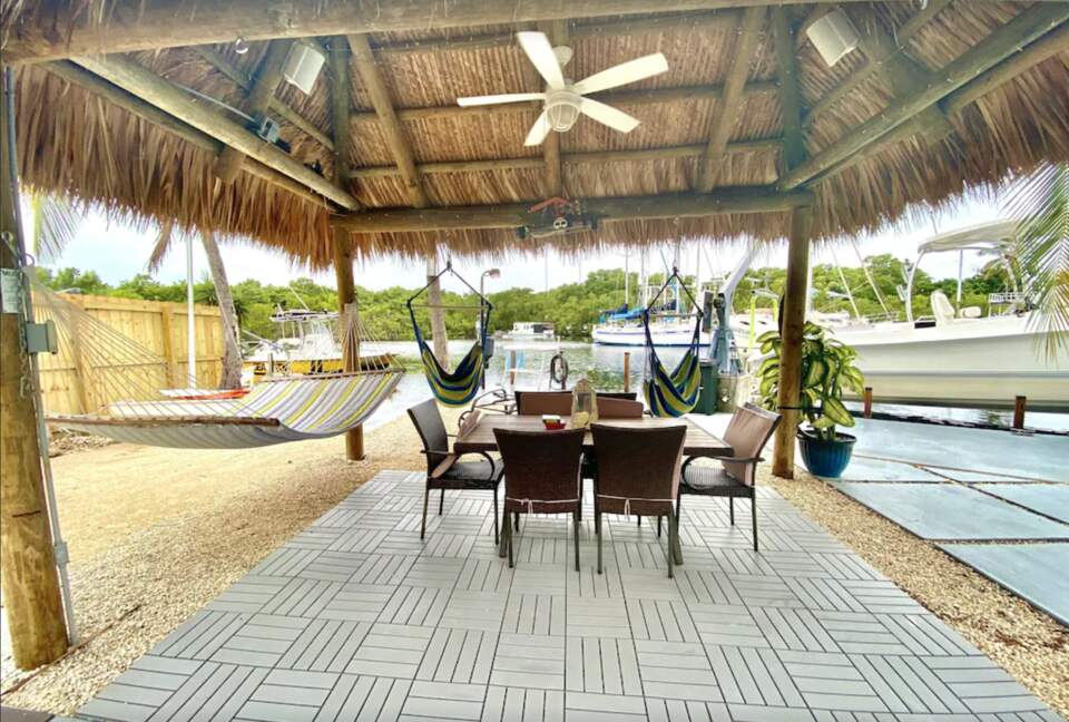 Outdoor dining under tiki hut