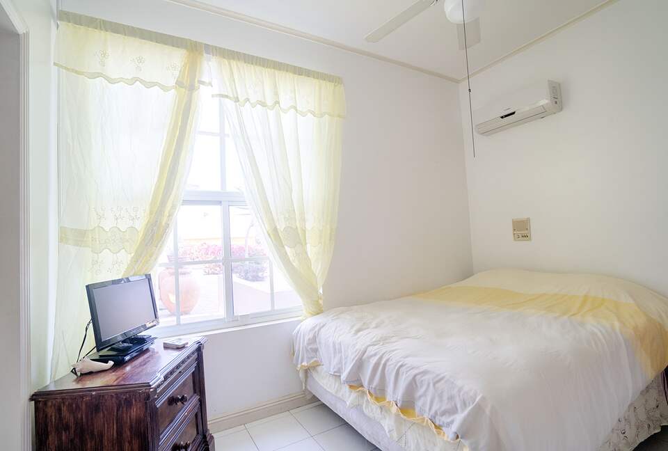 Queen sized bedroom 2