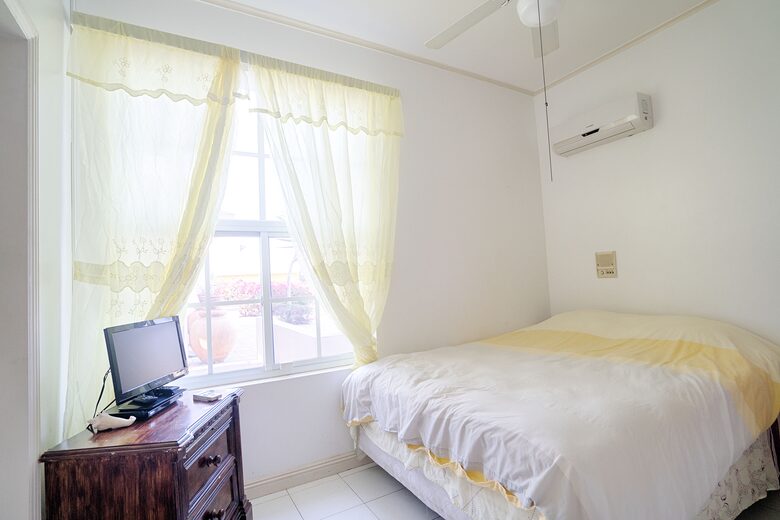 Queen sized bedroom 2