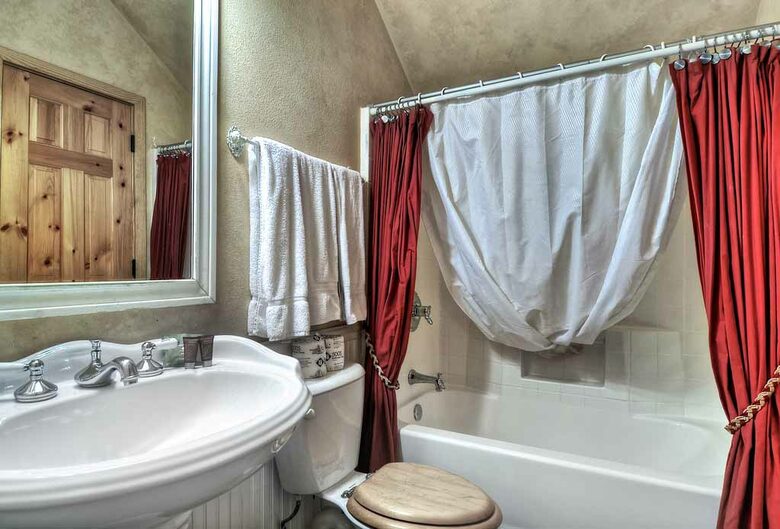 Home Exchange in Big Bear Lake, CA guest bathroom