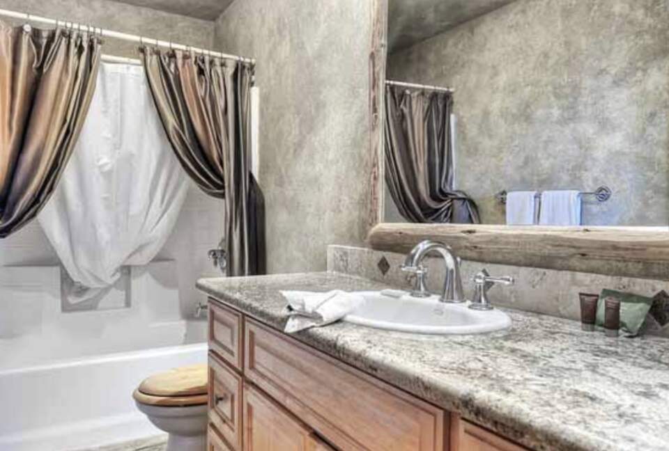 Home Exchange in Big Bear Lake, CA guest bathroom