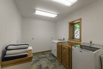 Home Exchange in Eagle River, WI laundry room