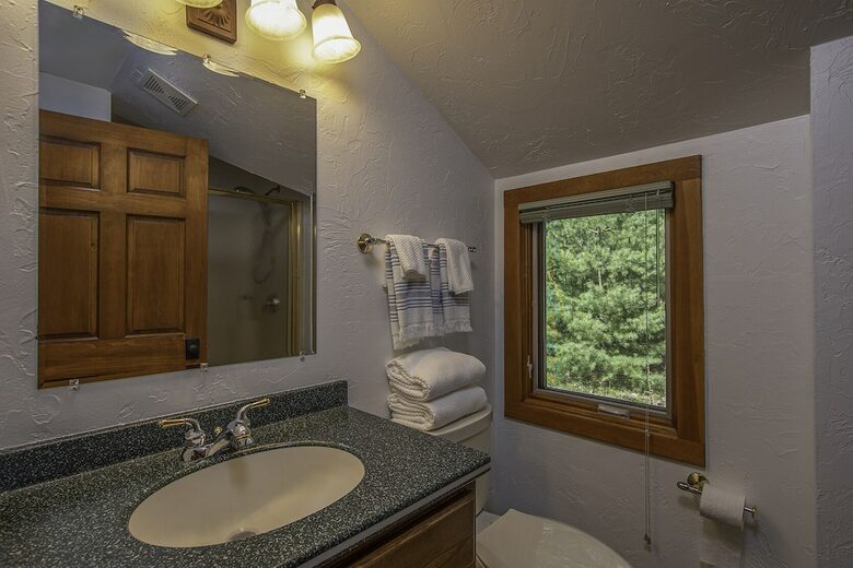Home Exchange in Eagle River, WI starboard en suite