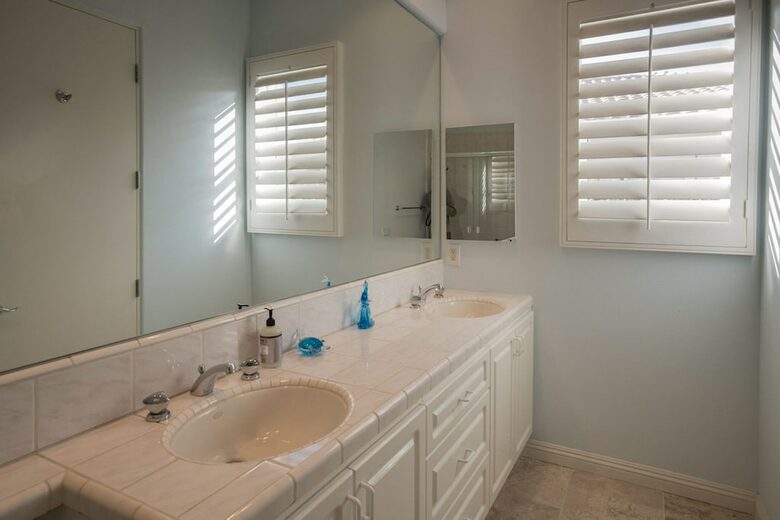 Home Exchange in La Quinta, CA bunk room bathroom