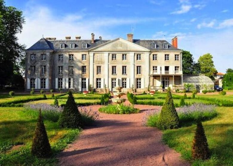 Château De Vézins (R) - Cholet, France