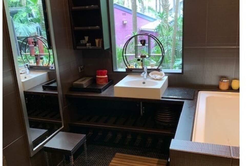 Unforgettable Ocean Escape - Whale Beach/Sydney, Australia