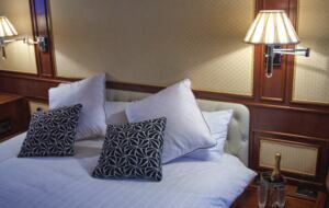 M.Y. Vintage Yacht (R)