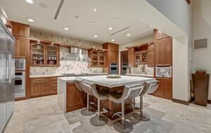 Tomiyasu | Luxury Modern 4 Level Villa close to Strip