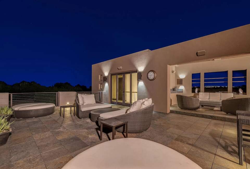 Tomiyasu | Luxury Modern 4 Level Villa close to Strip - Las Vegas, Nevada