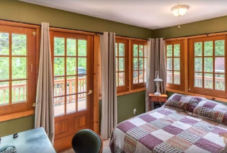 "Celebrate Everything" -a Lake Muskoka Beauty - Muskoka Lakes, Canada