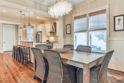 Home Exchange SANTA ROSA BEACH, FL dining table with seats for 6