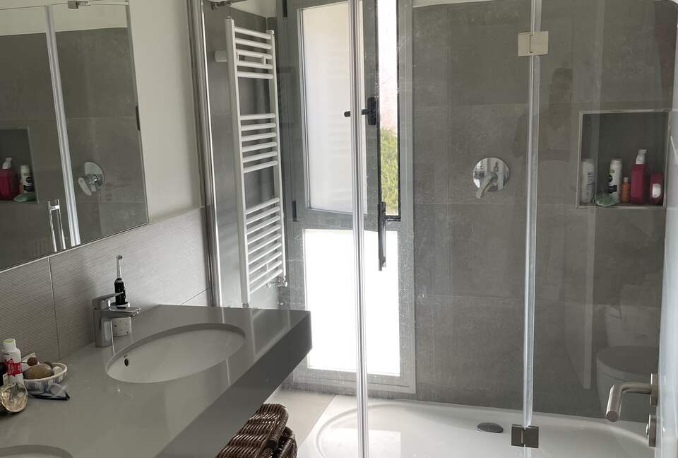 Bathroom that is en-suite to main bedroom