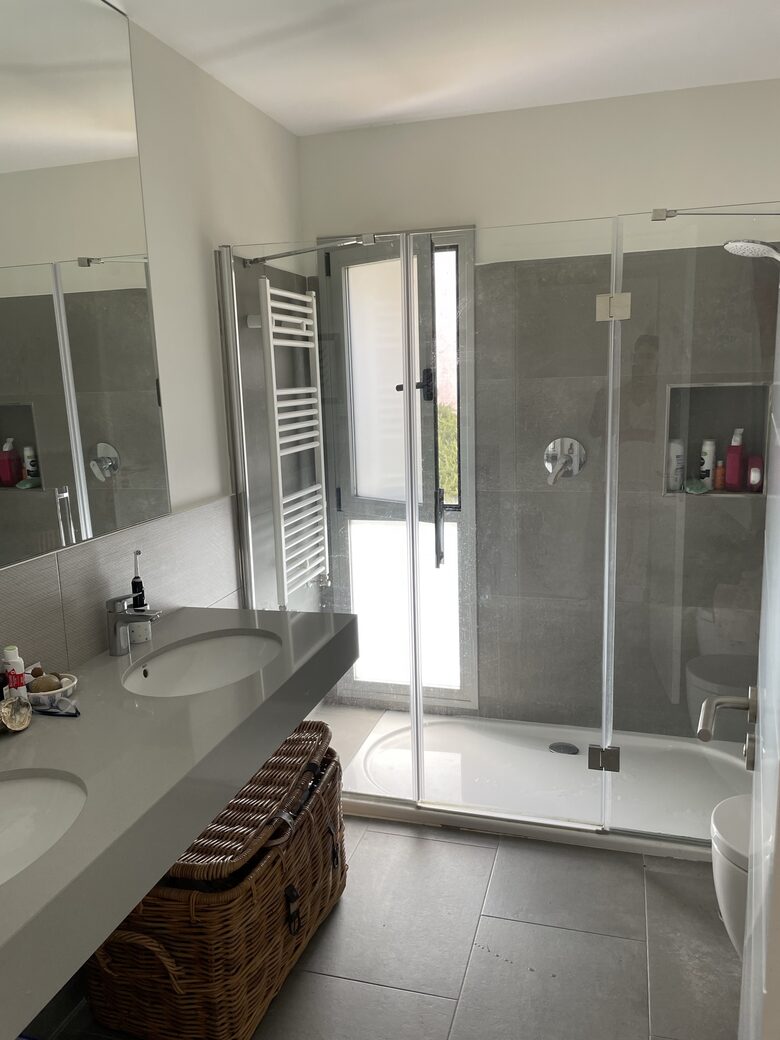 Bathroom that is en-suite to main bedroom