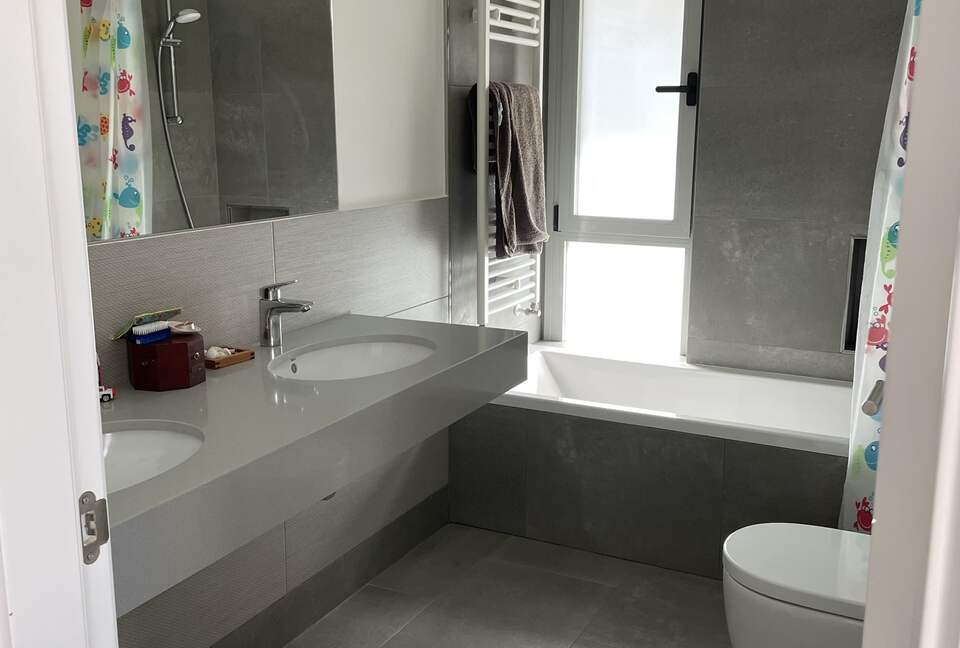 Bathroom shared between two rooms, the ones with double-beds