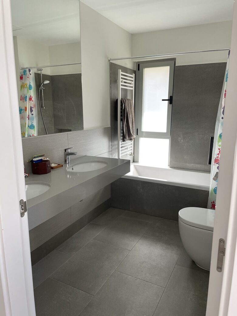 Bathroom shared between two rooms, the ones with double-beds
