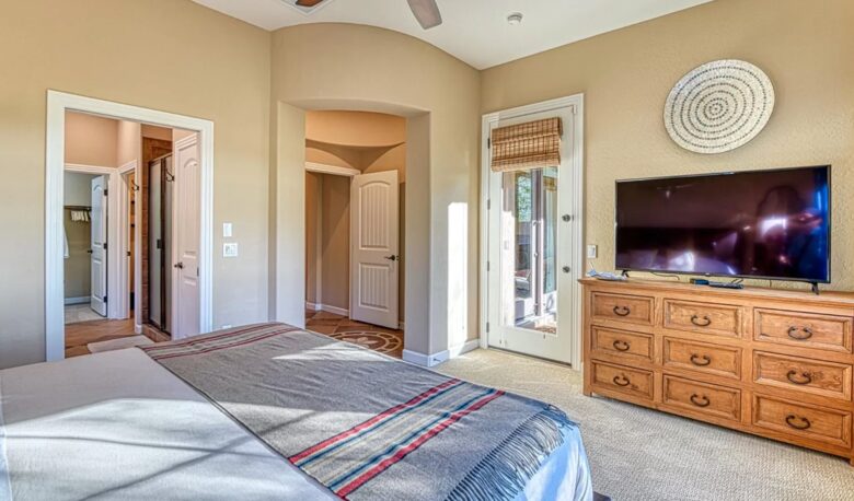 Scottsdale Stunner on the Green - Scottsdale, Arizona