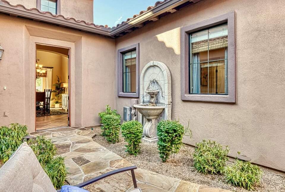 Scottsdale Stunner on the Green - Scottsdale, Arizona