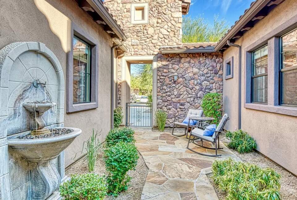 Scottsdale Stunner on the Green - Scottsdale, Arizona